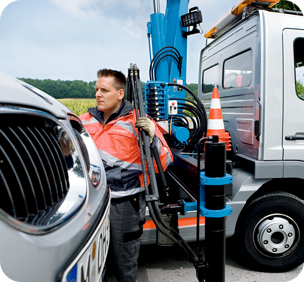 Auto wird auf Abschlepper verladen.