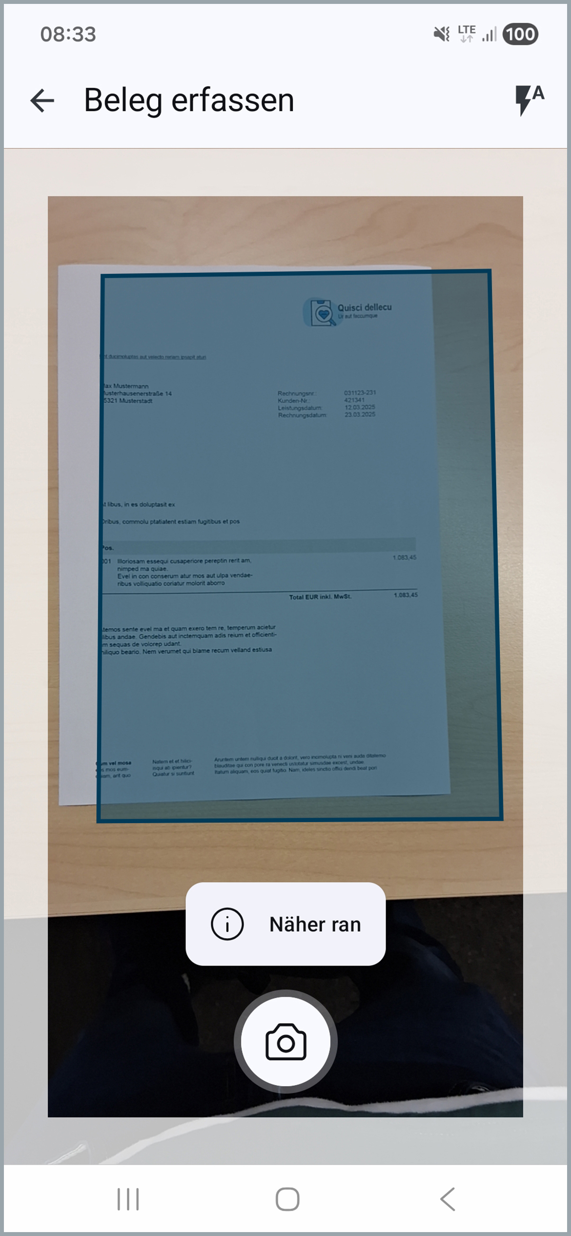 Neben der Überschrift „Beleg erfassen“ ist ein Pfeil nach links abgebildet. Rechts oben ist zu sehen, dass der Blitz der Kamera auf automatisch gestellt ist. In der Mitte sieht man einen blauen Rahmen mit eingefärbter Fläche, die zeigt, was die Kamera versucht zu erfassen. Es erschein unten ein Hinweis, das man näher an das Dokument mit der Kamera heranmuss um dies zu erfassen.