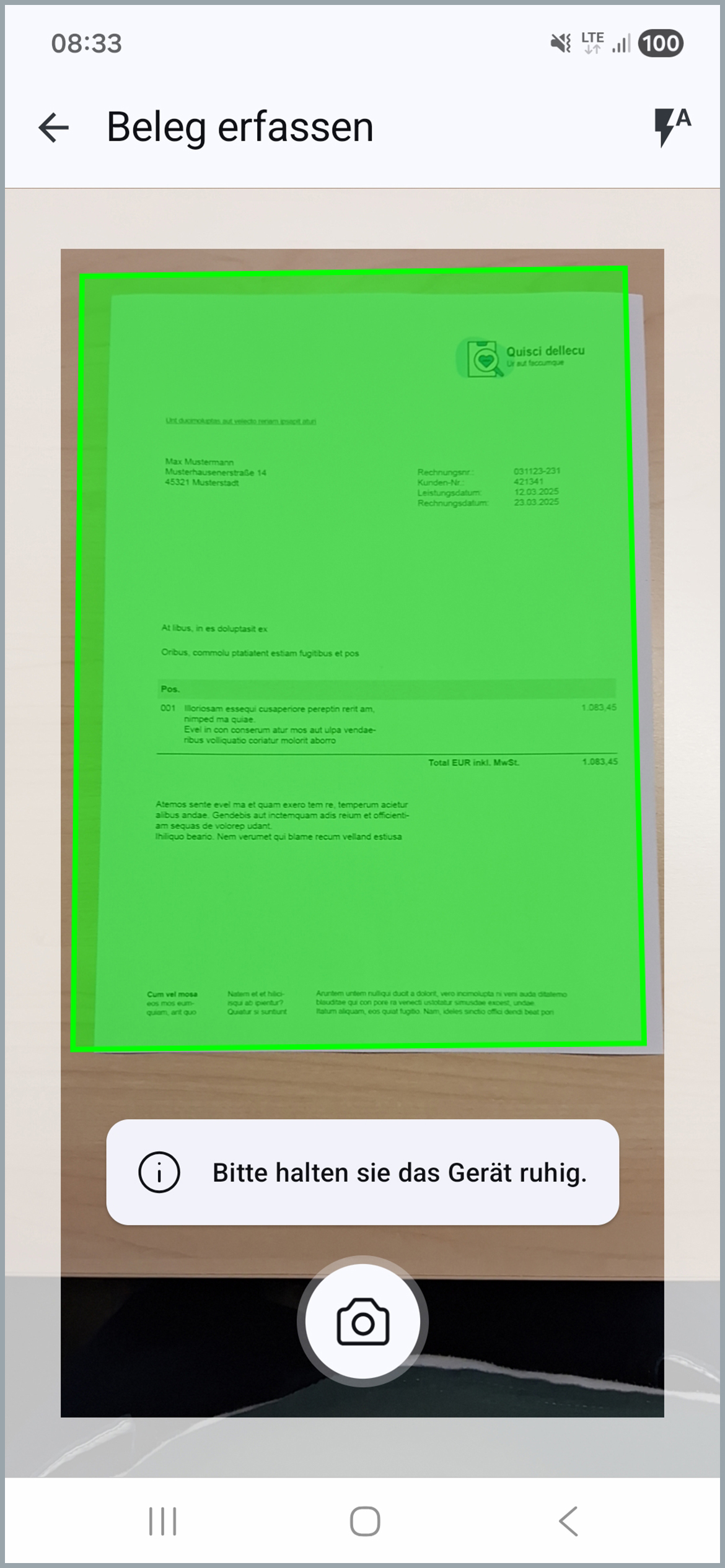 Neben der Überschrift „Beleg erfassen“ ist ein Pfeil nach links abgebildet. Rechts oben ist zu sehen, dass der Blitz der Kamera auf automatisch gestellt ist. In der Mitte sieht man einen grünen Rahmen mit eingefärbter Fläche, die zeigt, dass die Kamera den Beleg erfasst. Es erschein unten ein Hinweis, das man das Gerät, dass man benutzt ruhig halten soll.
