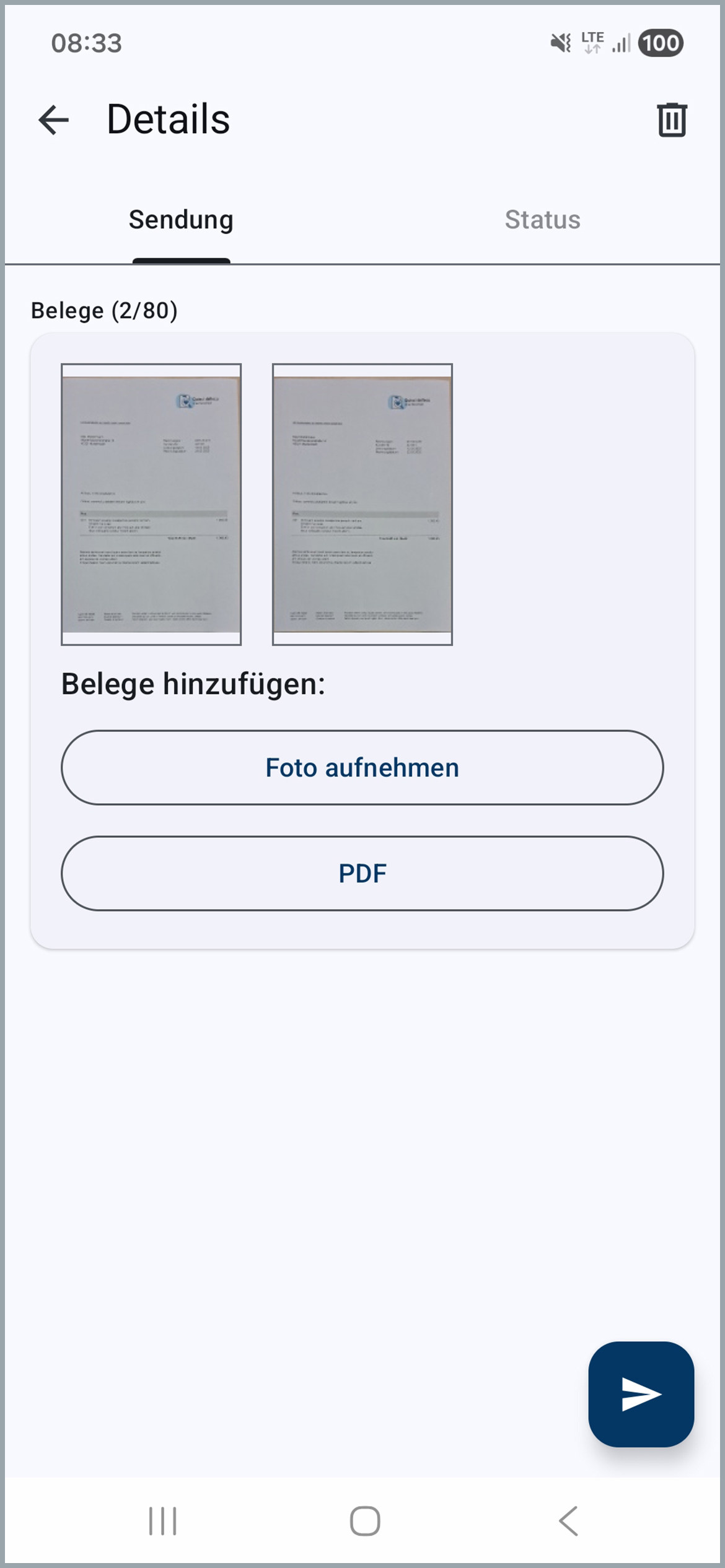 Neben der Überschrift „Details“ ist ein Pfeil nach links abgebildet. Der Punkt Sendungen ist unterstrichen und der Status ausgegraut. Die Anzahl der erfassten Belege der Sendung ist 2 von 80. Es sind kleine Vorschaubilder der erfassten Dokumente zu sehen. Unter der Überschrift „Belege hinzufügen“ gibt es die Schaltflächen „Foto aufnehmen“ und „PDF“. Rechts unten ist eine Schaltfläche mit einem Papierflieger zu sehen, um die Sendung abzuschicken.