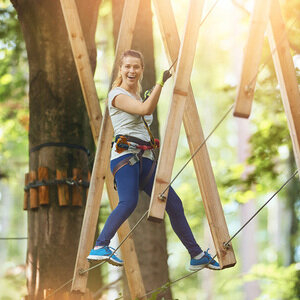 Frau im Kletterpark.
