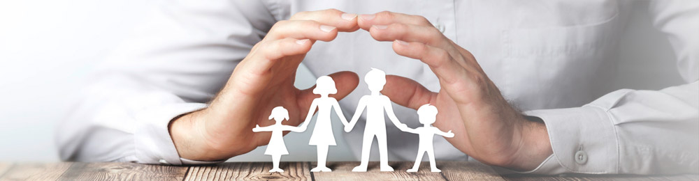 Hände über einer Familie aus Papier